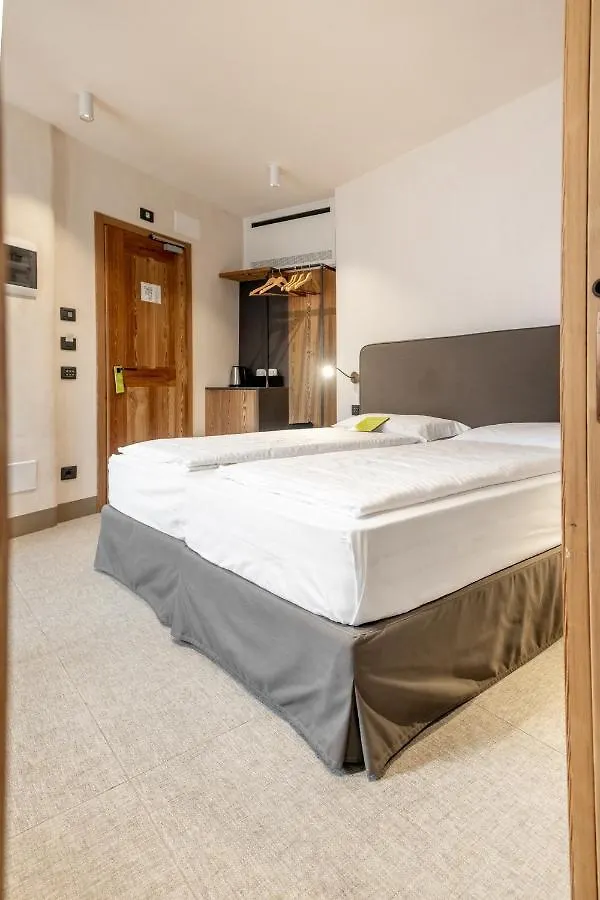 Curt Di Clement Eco Mobility Hotel Tirano 4*,